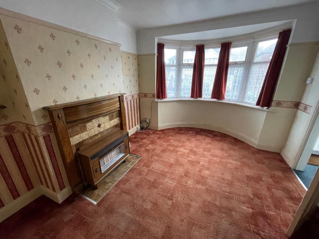 Lot: 135 - SEMI-DETACHED HOUSE FOR IMPROVEMENT WITH POTENTIAL TO EXTEND -